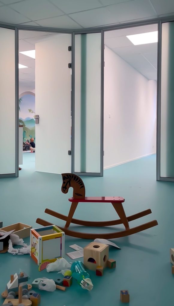 Montreux. Jeux d'enfants au sol devant une cloison translucide.