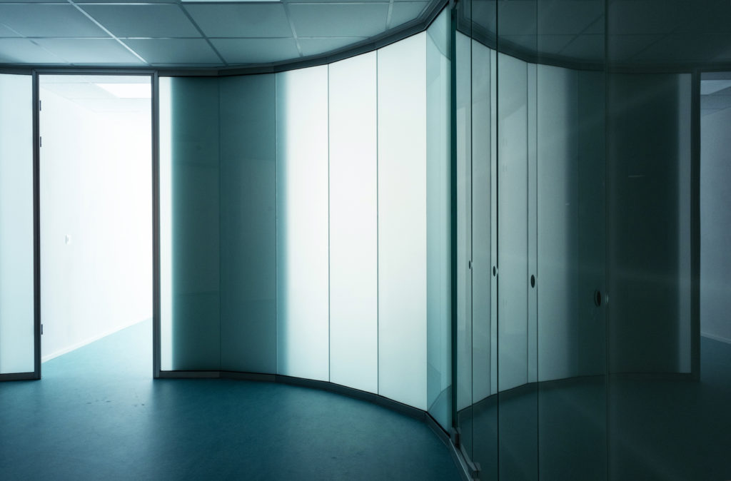 Montreux. Cloisons translucide décrivant une courbe.