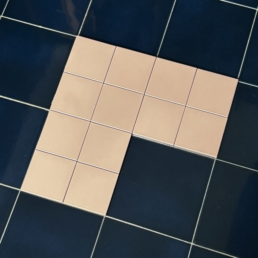 Mendrisio. Carreaux 10x10cm roses sur carreaux existants bleus 20x20cm.