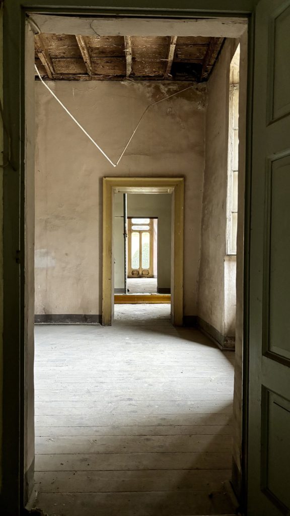 Mendrisio. Vue des pièces en enfilade le long de la façade.