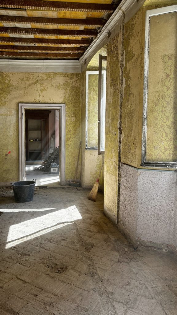 Mendrisio. Alcôves des fenêtres après le retrait des carreaux de sol.