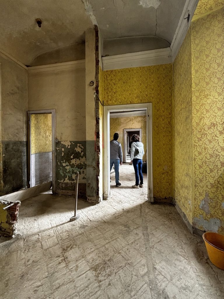 Mendrisio. Place nette après l’abattage d'un mur laissant apparaître une voûte au plafond.