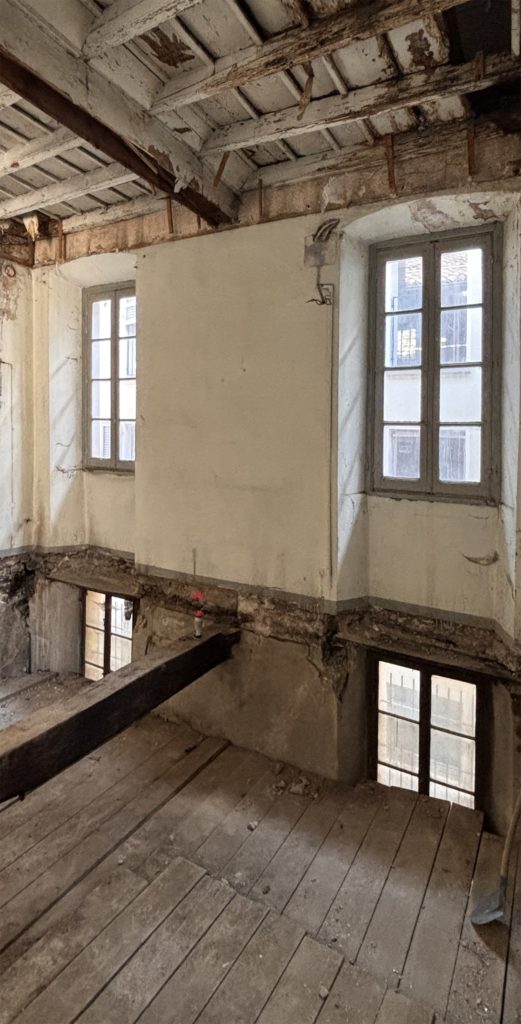 Mendrisio. Démolition partielle d'une dalle sous 2 fenêtres.