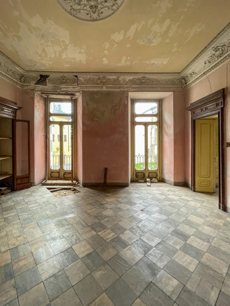 Mendrisio. Sondage dans le parquet et étayage du linteau sur la fenêtre (dégâts importants sur moulures).